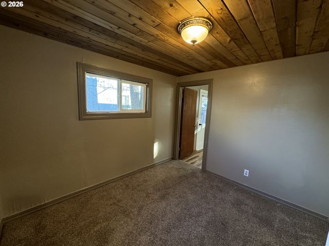 506 W CLARK St, Medford, OR 97501