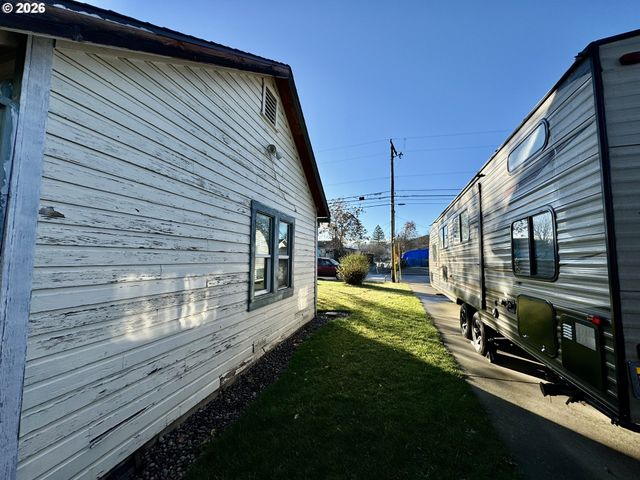 506 W CLARK St, Medford, OR 97501