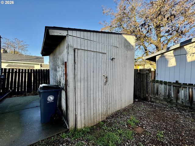 506 W CLARK St, Medford, OR 97501