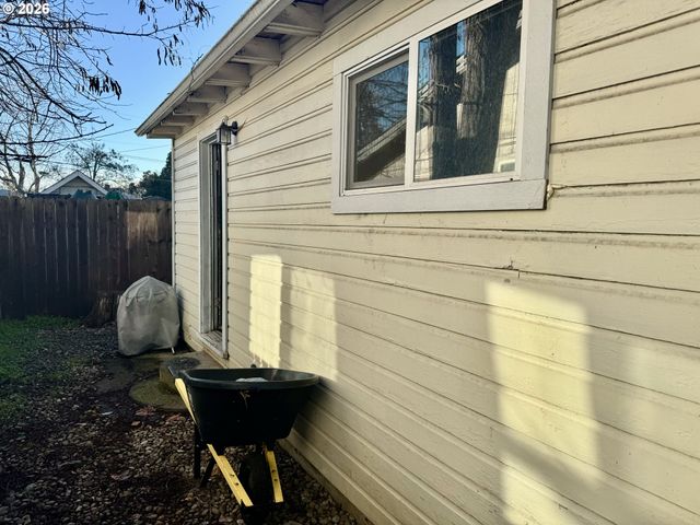 506 W CLARK St, Medford, OR 97501