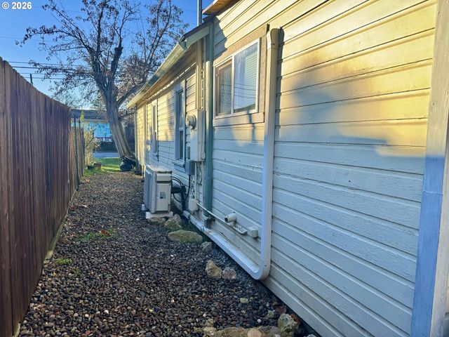 506 W CLARK St, Medford, OR 97501