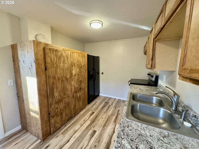 506 W CLARK St, Medford, OR 97501