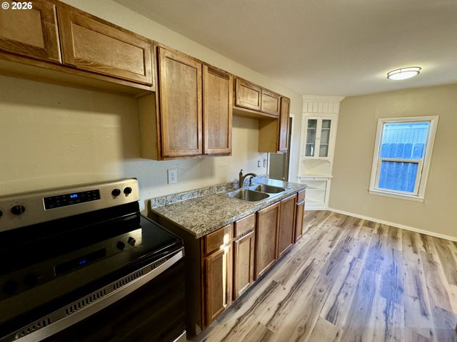 506 W CLARK St, Medford, OR 97501