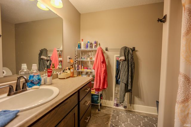 18860 Roselle Cove, Auburn, IN 46706