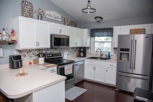 7912 W Kennedy Parkway, Yorktown, IN 47396