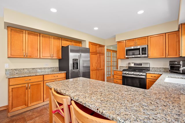 567 Hamilton Avenue, Westmont, IL 60559