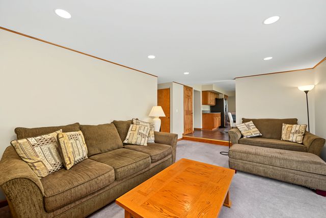 567 Hamilton Avenue, Westmont, IL 60559