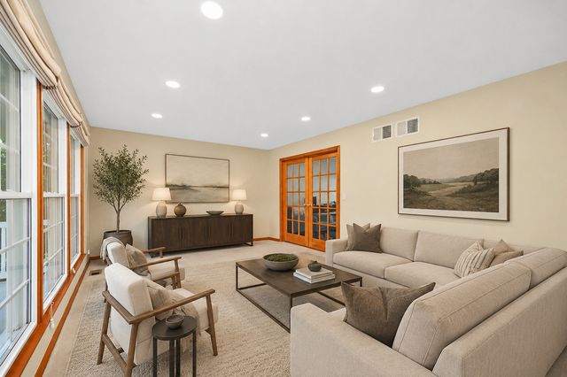 567 Hamilton Avenue, Westmont, IL 60559