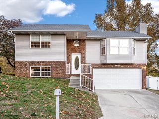 16 Williamsburg Lane, Glen Carbon, IL 62034