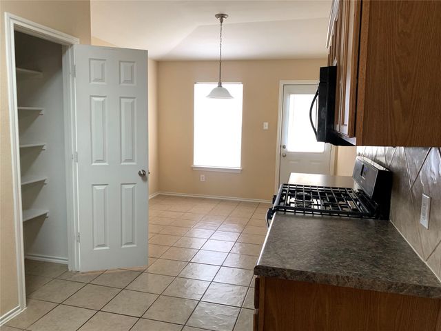 2338 Green Meadows LN, Buda, TX 78610