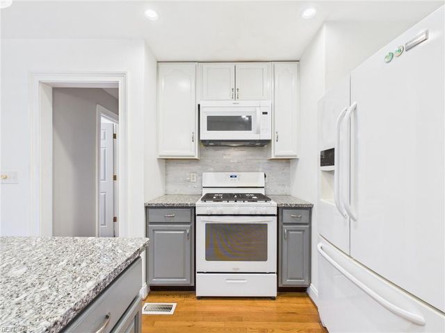 78 Hickory DR, Hartfield, VA 23071