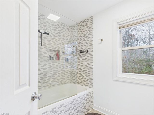 78 Hickory DR, Hartfield, VA 23071