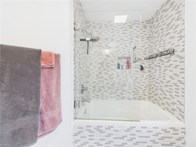 78 Hickory DR, Hartfield, VA 23071