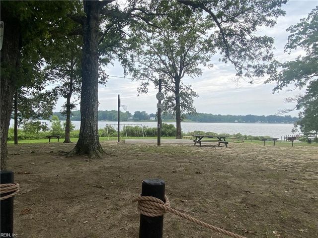 78 Hickory DR, Hartfield, VA 23071