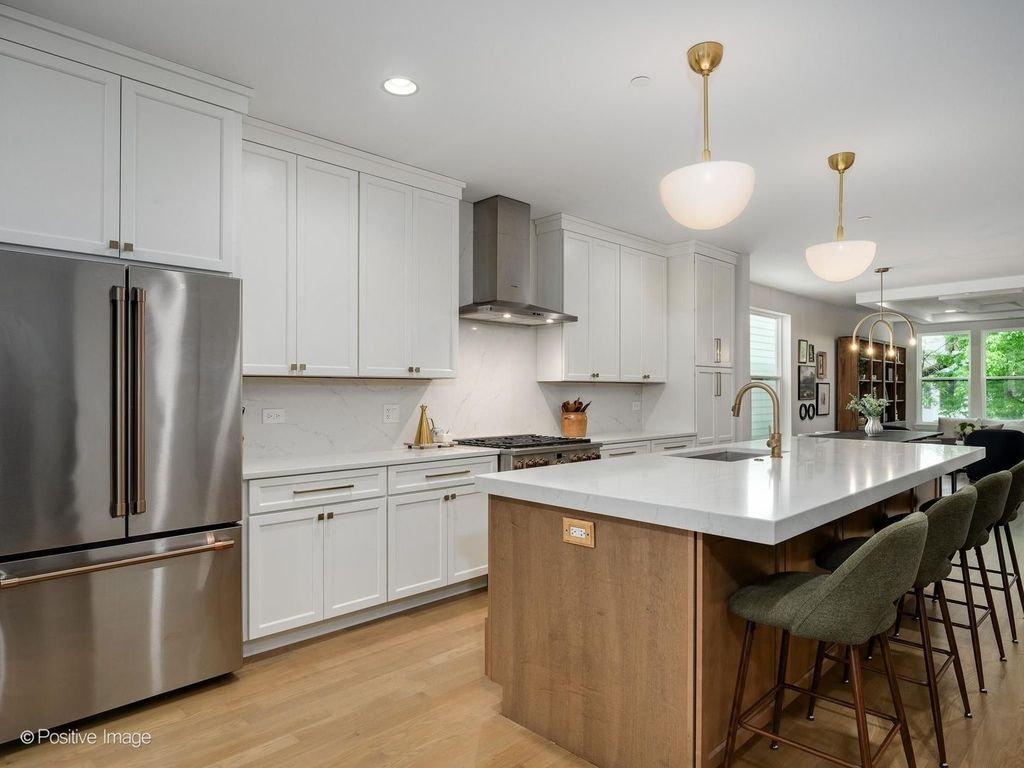 1938 N Sawyer Avenue 1, Chicago, IL 60647 — photo 2