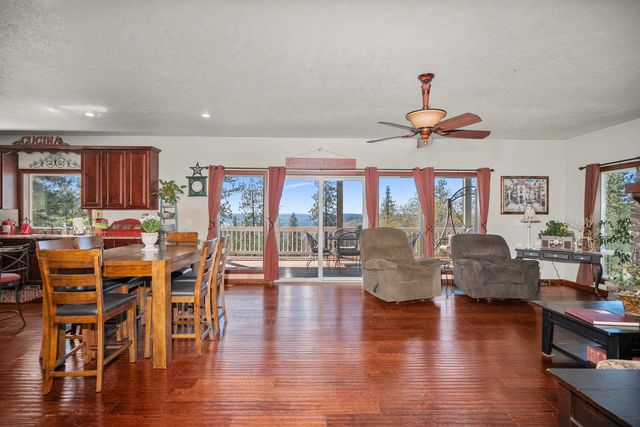 4212 W Country Hills Ln, Spokane, WA 99208