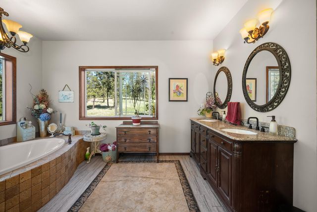 4212 W Country Hills Ln, Spokane, WA 99208