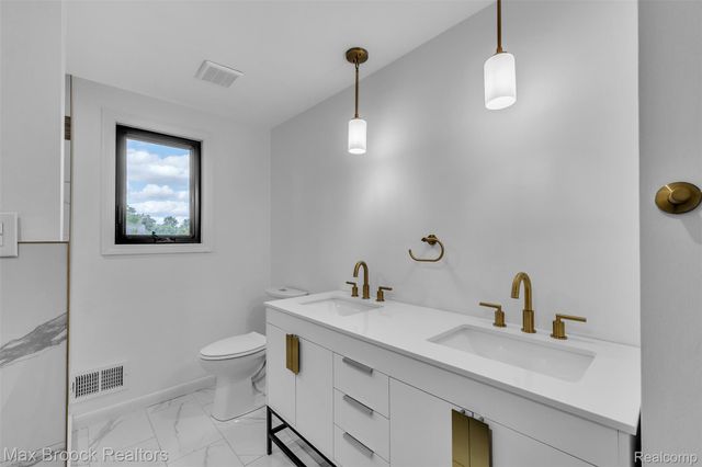 7244 Lahser Road, Bloomfield Hills, MI 48301