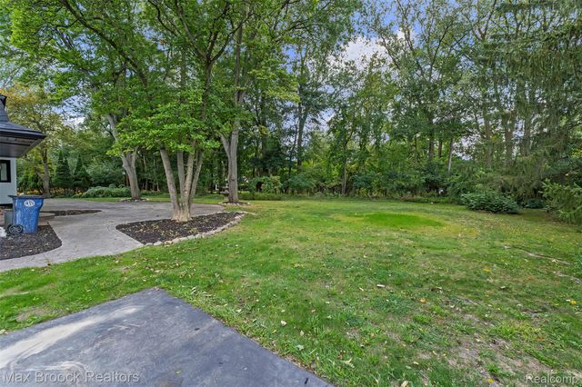 7244 Lahser Road, Bloomfield Hills, MI 48301