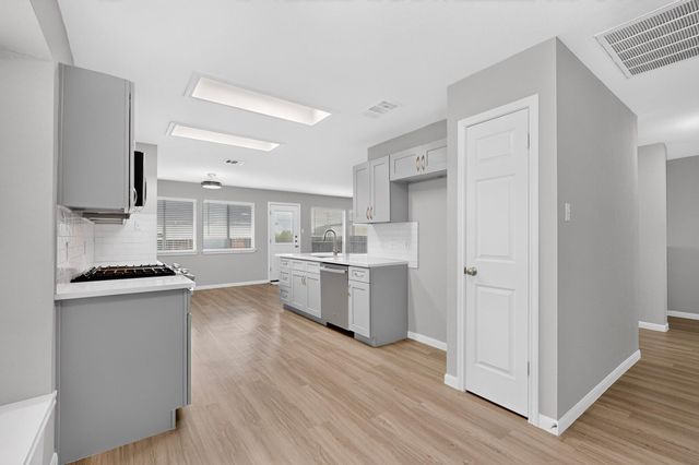 2447 Roundabout LN, Round Rock, TX 78664