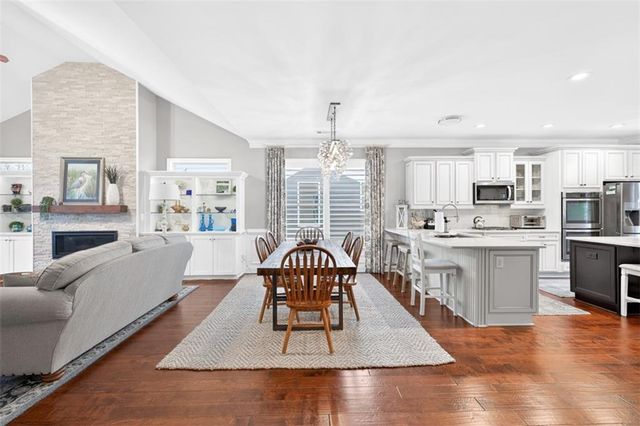 6742 Blue Heron Way, Flowery Branch, GA 30542