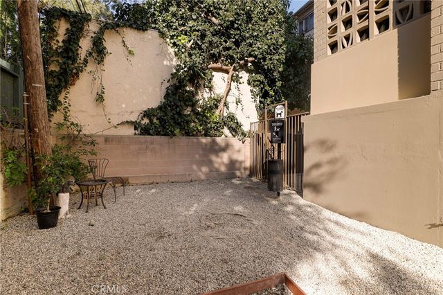 531 N Rossmore Avenue 202, Los Angeles, CA 90004