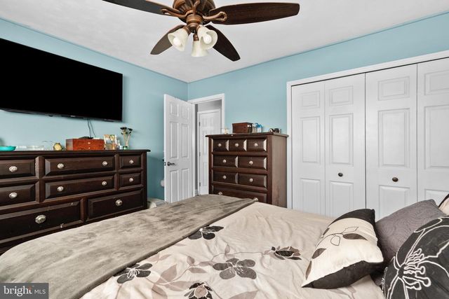 9 HONEY LOCUST RD, Levittown, PA 19056