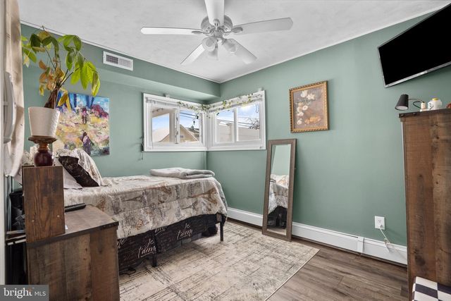 9 HONEY LOCUST RD, Levittown, PA 19056