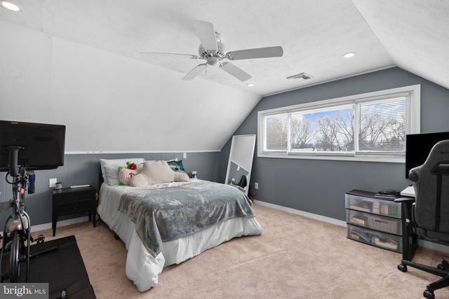 9 HONEY LOCUST RD, Levittown, PA 19056