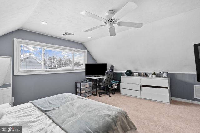 9 HONEY LOCUST RD, Levittown, PA 19056