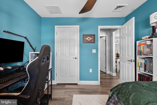 9 HONEY LOCUST RD, Levittown, PA 19056