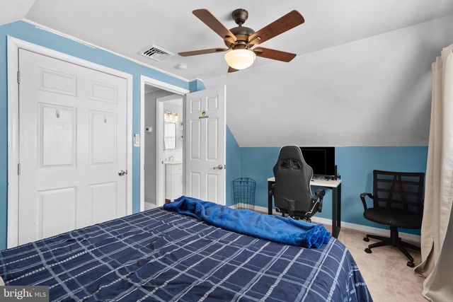 9 HONEY LOCUST RD, Levittown, PA 19056