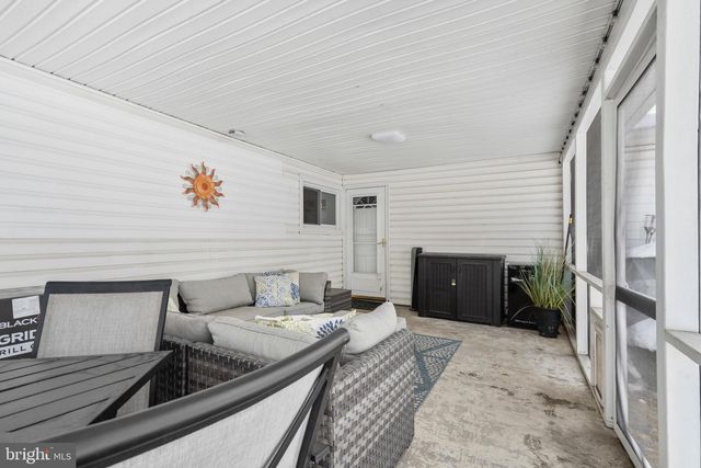 9 HONEY LOCUST RD, Levittown, PA 19056