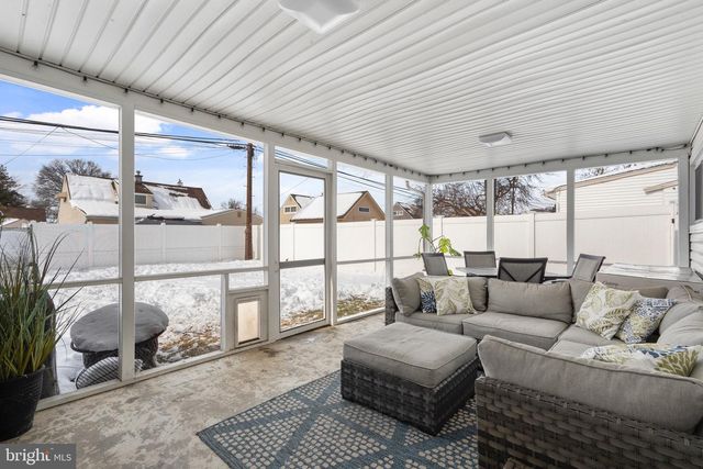 9 HONEY LOCUST RD, Levittown, PA 19056