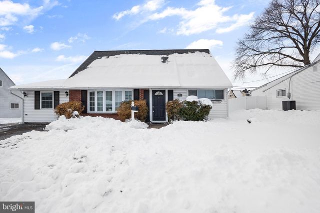 9 HONEY LOCUST RD, Levittown, PA 19056