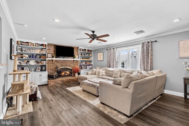 9 HONEY LOCUST RD, Levittown, PA 19056