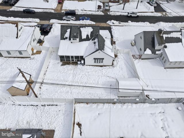 9 HONEY LOCUST RD, Levittown, PA 19056