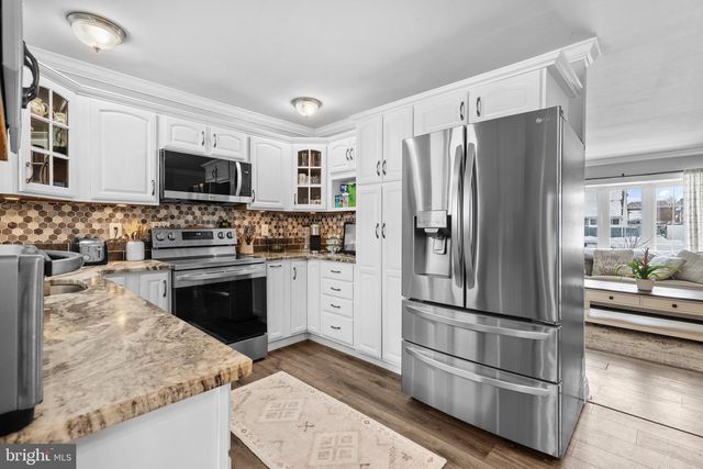 9 HONEY LOCUST RD, Levittown, PA 19056