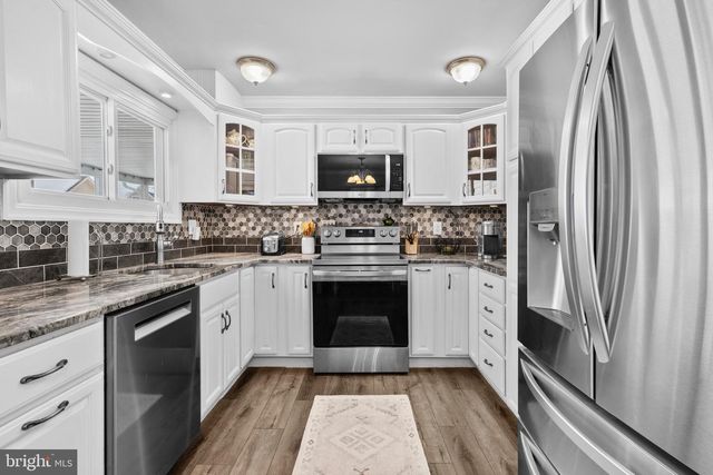 9 HONEY LOCUST RD, Levittown, PA 19056