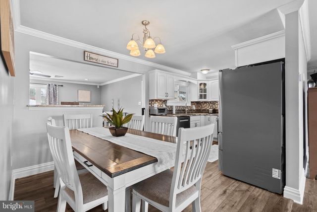 9 HONEY LOCUST RD, Levittown, PA 19056