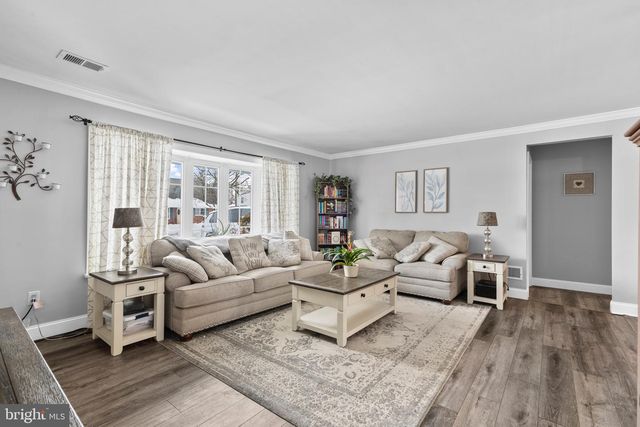 9 HONEY LOCUST RD, Levittown, PA 19056