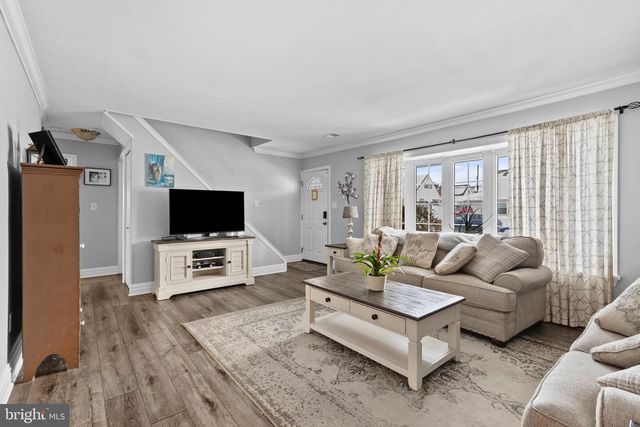 9 HONEY LOCUST RD, Levittown, PA 19056