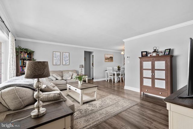 9 HONEY LOCUST RD, Levittown, PA 19056