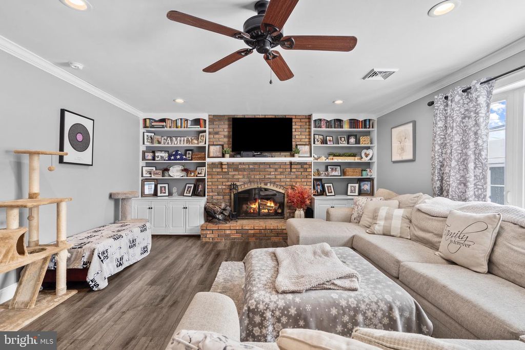 9 HONEY LOCUST RD, Levittown, PA 19056