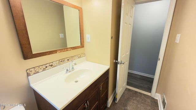 11 Maple Street, Jackson, NJ 08527