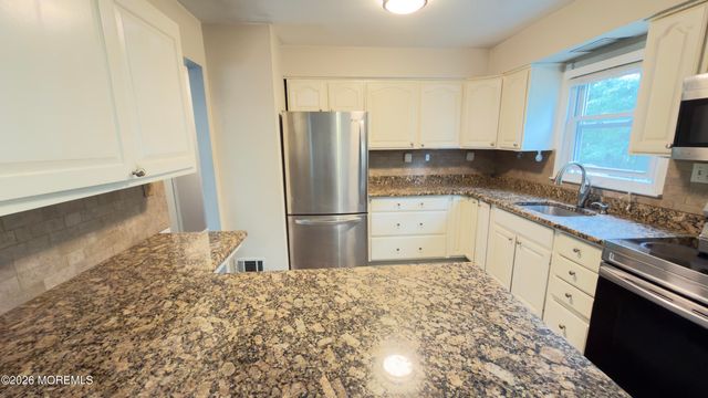 11 Maple Street, Jackson, NJ 08527