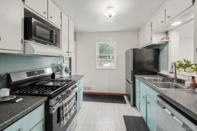 612 S East Street, Fenton, MI 48430