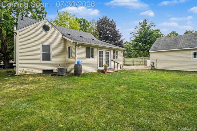 612 S East Street, Fenton, MI 48430
