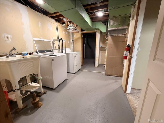 612 S East Street, Fenton, MI 48430