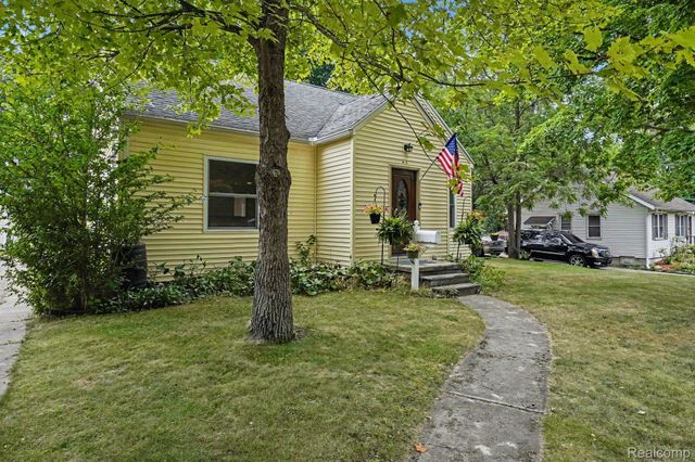 612 S East Street, Fenton, MI 48430
